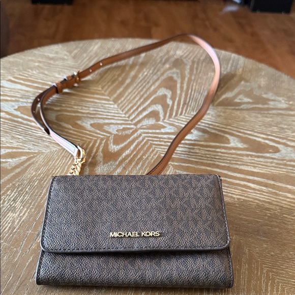 Michael Kors Signature Brown Crossbody wallet - Picture 1 of 5